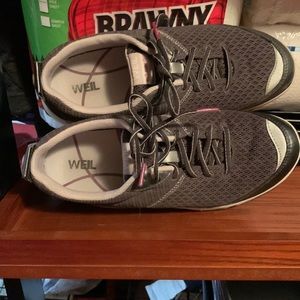 Dr. Weil (Orthaheel) tennis shoes. Size 8.5. Purple and gray. Like new.